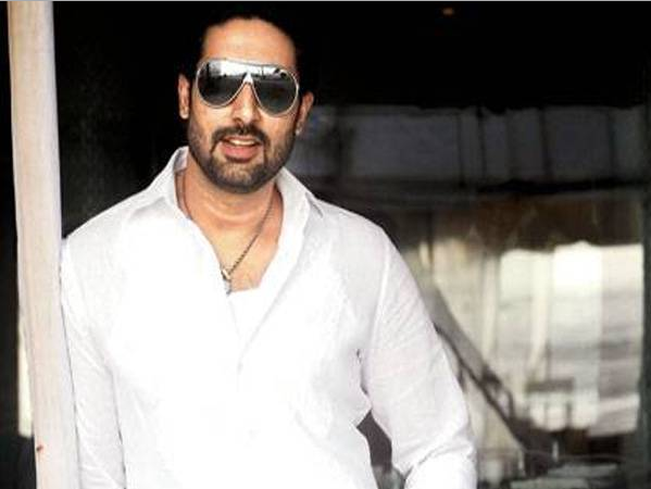 Abhishek Bachchan emulates Virat Kohli's flying kiss to Anushka Sharma