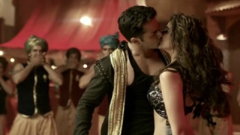 Varun Dhawan and Parineeti Chopra in 'Jaaneman Aah'
