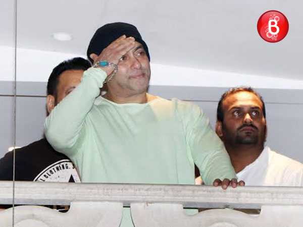 Salman Khan greet fans on Eid