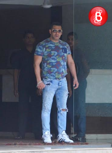 Salman Khan celebrates Raksha Bandhan with family and ladylove Iulia Vantur