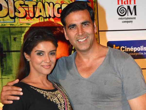 Akshay Kumar and his 'Rustom' team enjoy a special dinner at Asin's place