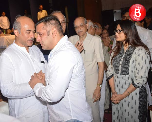Salman Khan attends Rajjat Barjatya's prayer meet