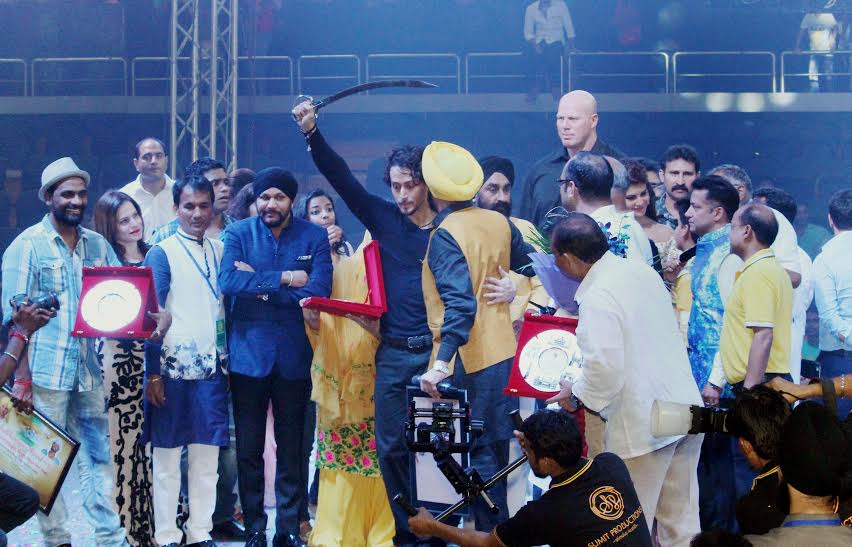 Tiger Shroff, Remo D'Souza and Jacqueline Fernandez at promotions of 'A Flying Jatt'