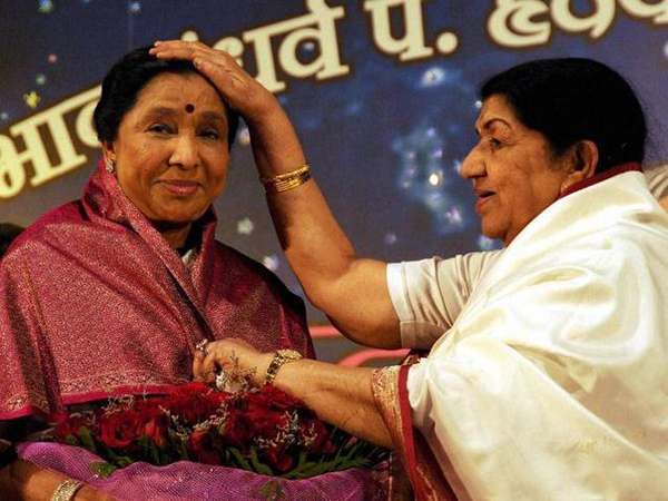 Lata Mangeshkar gives blessings to sister Asha Bhosle on her 83rd Birthday