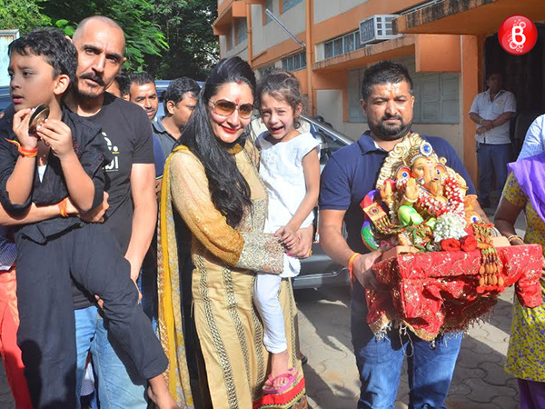Maanayata Dutt with children