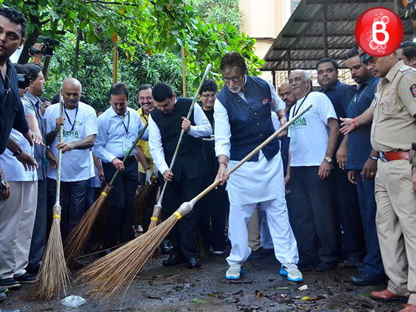 PICS: Amitabh Bachchan picks a broom at MahaCleanathon campaign