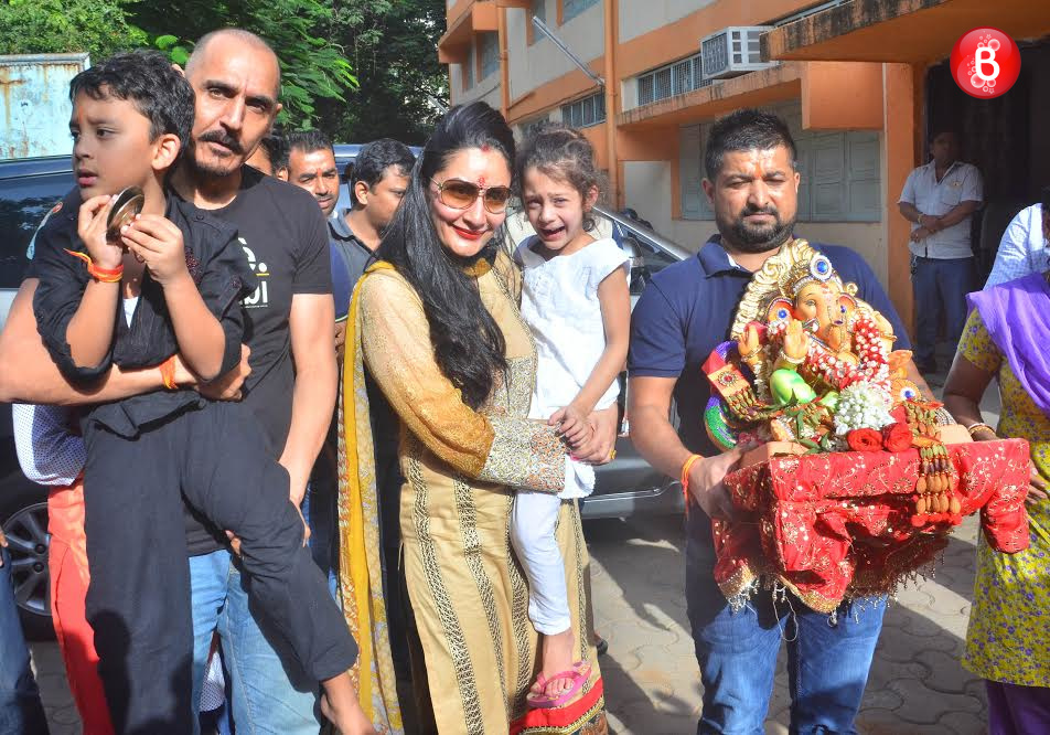 Maanayata Dutt with her daughter and son