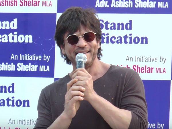 WATCH: Shah Rukh Khan mouths the famous dialogue of ‘Raees’ for his fans