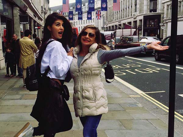 Jacqueline Fernandez with her sister