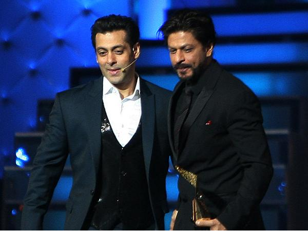 Salman Khan does SRK's signature steps and the crowd goes mad cheering!