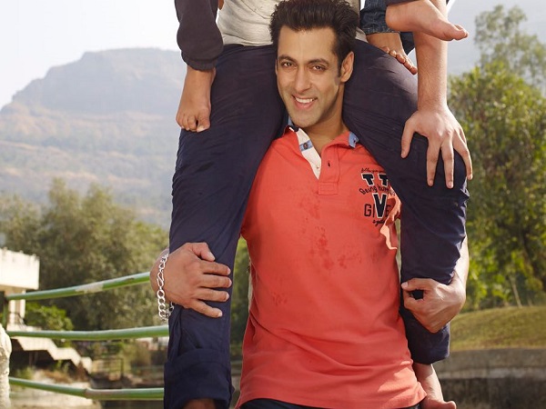 Salman Khan posts an adorable picture with his nephews, on Children's Day