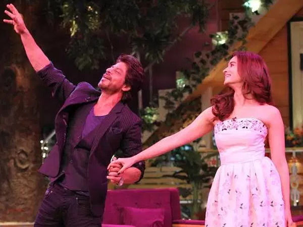 WATCH: Shah Rukh Khan's eyes popped as Alia Bhatt gave a little show of her flexibility!