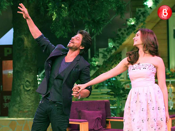 Shah Rukh Khan romances with Alia Bhatt on Kapil Sharma's show. VIEW PICS