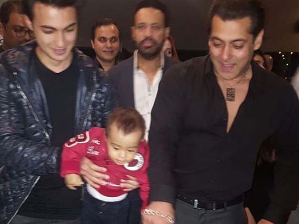 Salman Khan's return gift for his guests on his 51st birthday party is quite unique!