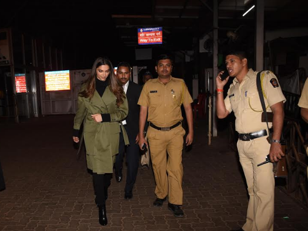 Prior to release of her Hollywood debut, Deepika Padukone visits Siddhivinayak temple