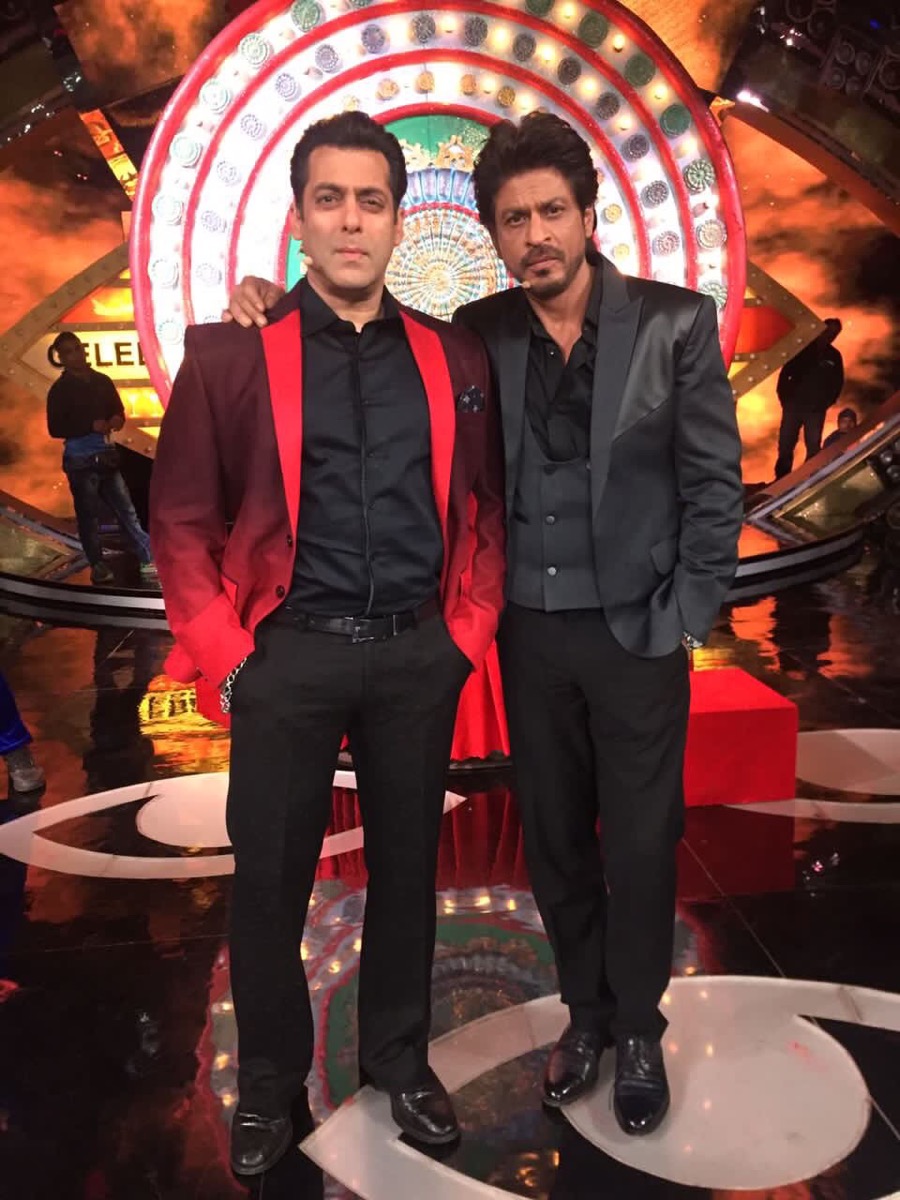 Salman Khan and Shah Rukh Khan look dashing in their reunion on 'Bigg