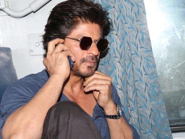 Shah Rukh Khan in train