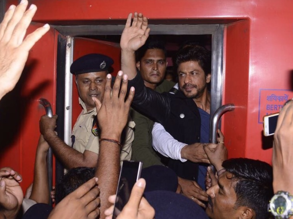 #RaeesByRail: Shah Rukh Khan embarks on a rail journey for 'Raees' promotions. View Pics