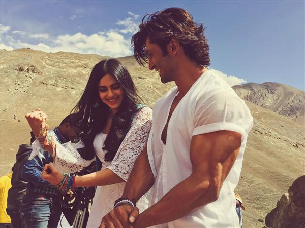 commando 2 movie on batameez dil