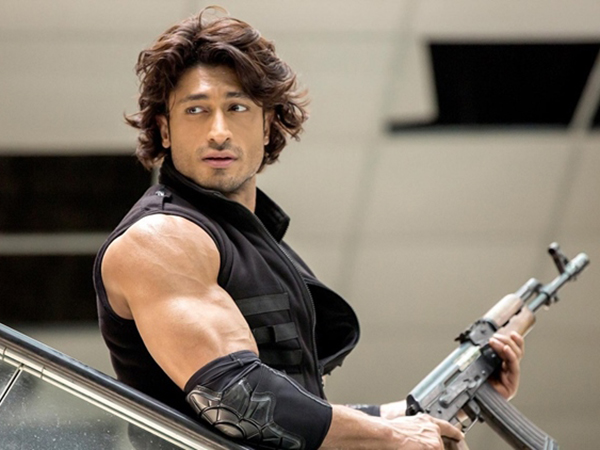 Vidyut Jammwal's blindfold act looks intriguing in the 'Commando 2' teaser poster