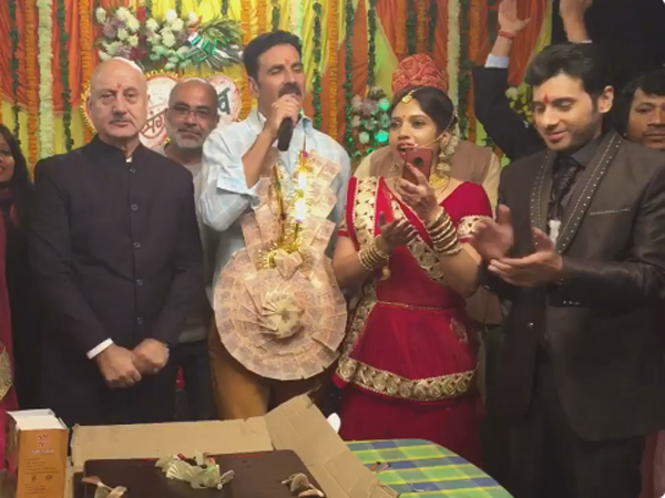 Akshay Kumar and Bhumi Pednekar in toilet ek prem katha