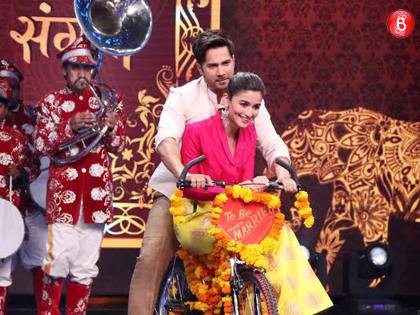 'Badrinath' Varun Dhawan and his 'dulhania' Alia Bhatt enjoy their cycle ride on ‘Indian Idol 7’