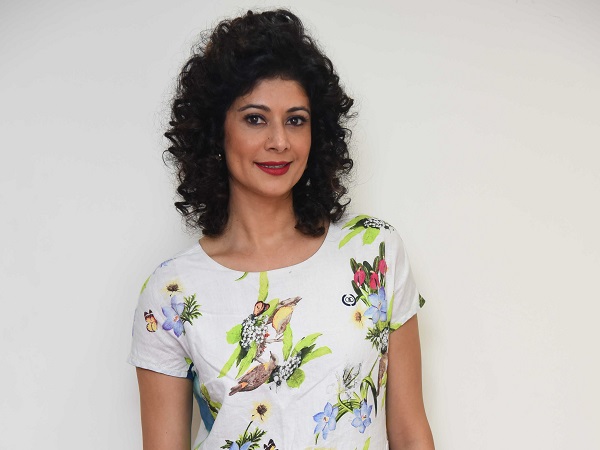 Pooja Batra in Mirror Game