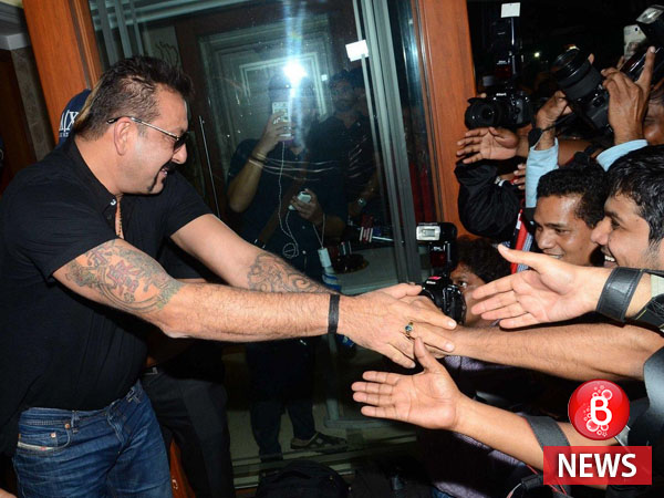 Sanjay Dutt media gesture