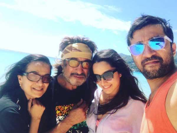 Shraddha Kapoor with Shakti Kapoor, Shivangi Kapoor and Siddhanth Kapoor