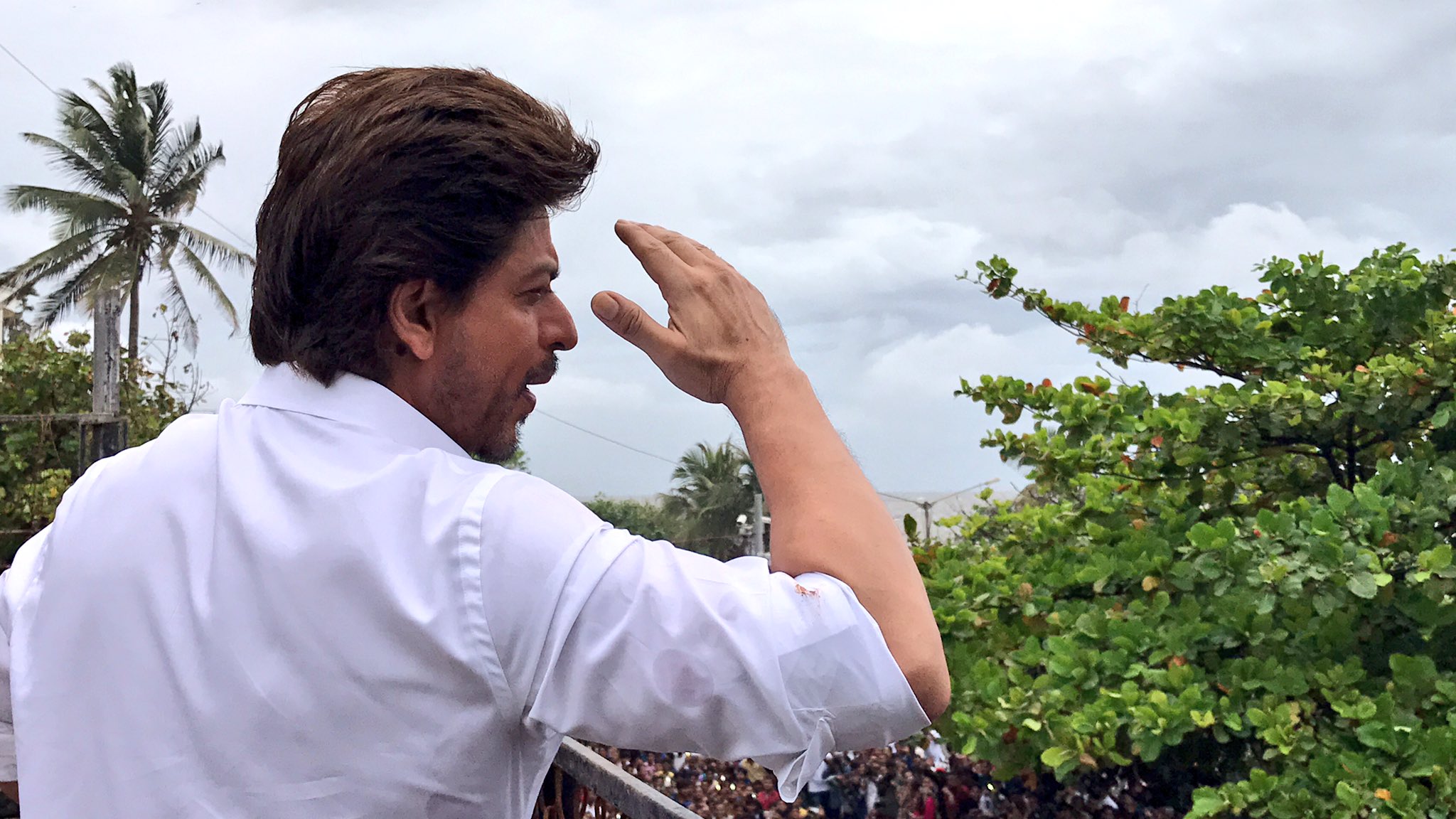 Video alert! Shah Rukh Khan waves to his fans on Eid 