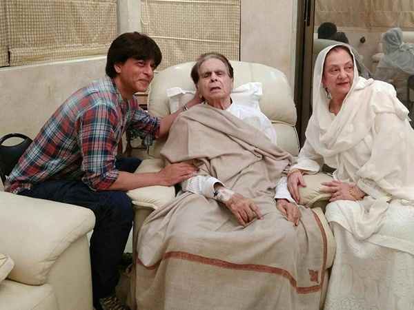 Shah rukh with dilip kumar, saira banu