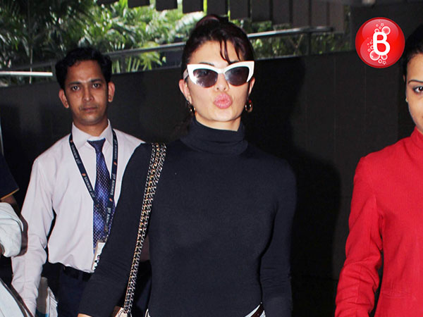 Jacqueline adds a perfect accessory to her rather basic outfit!Jacqueline’s adds a perfect accessory to her rather basic outfit!