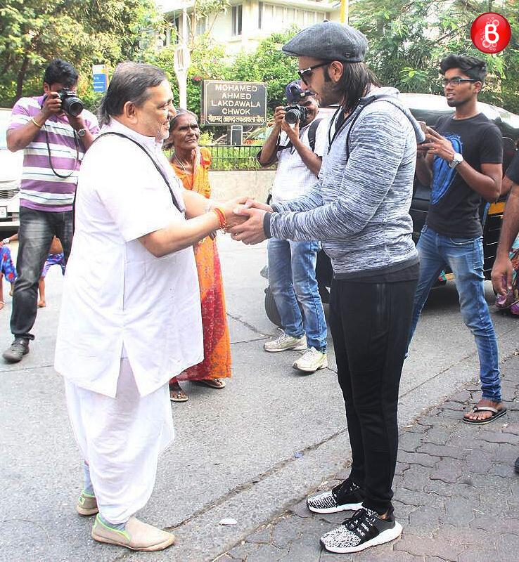 Ranveer Singh is snapped seeking blessings