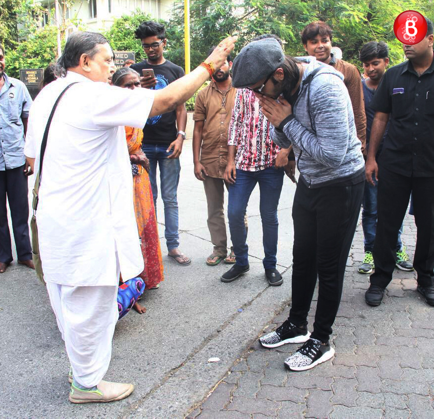 Ranveer Singh is snapped seeking blessings