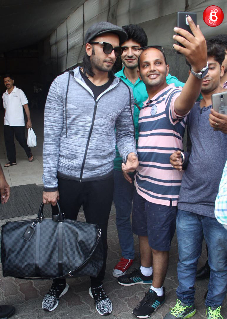 Ranveer Singh is snapped seeking blessings