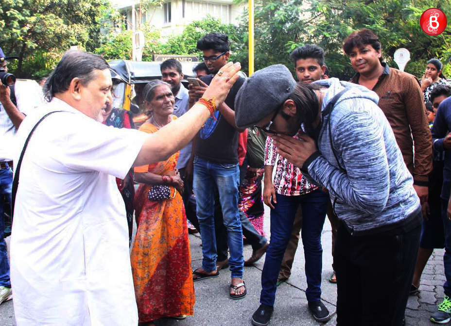 Ranveer Singh is snapped seeking blessings