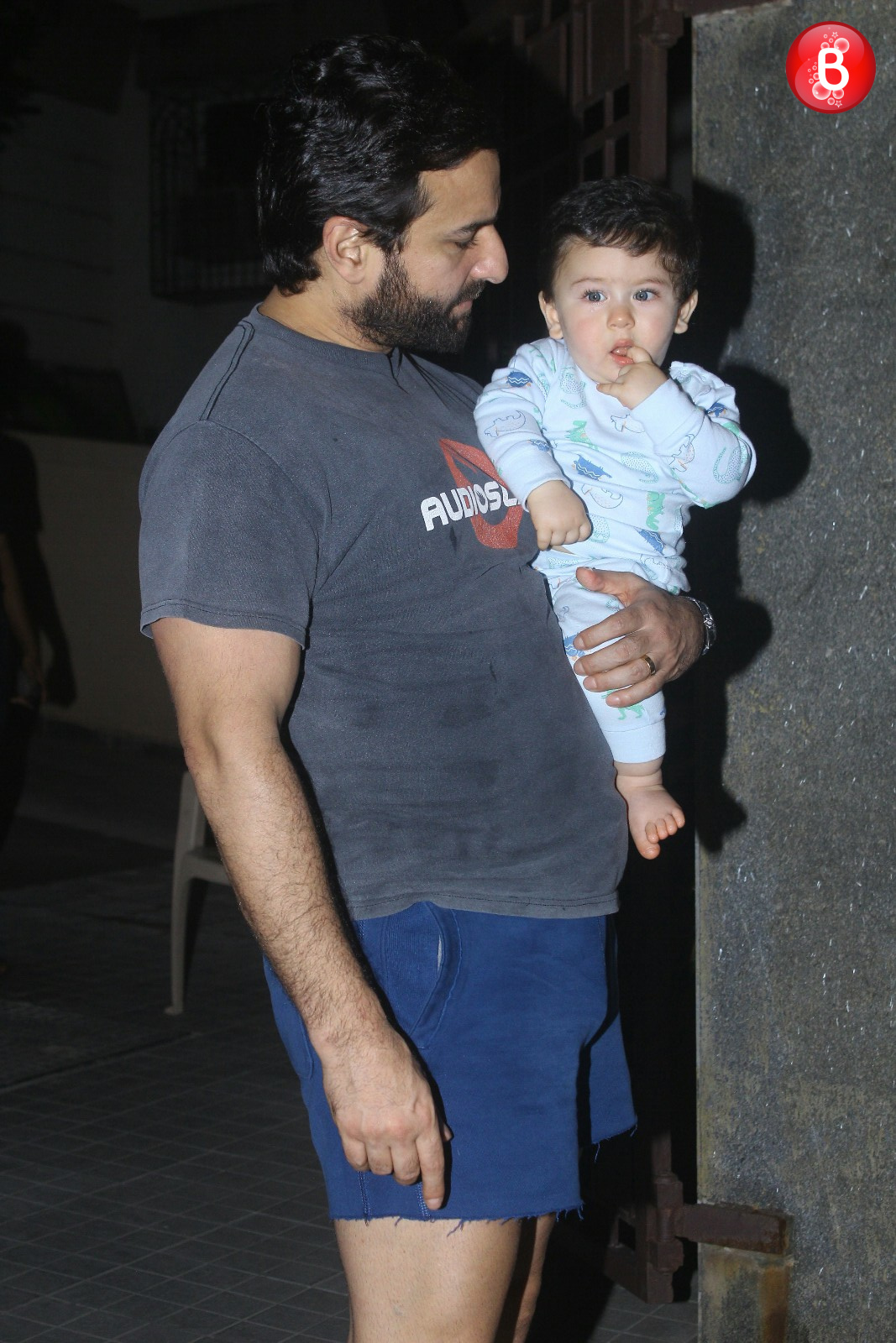 Saif Ali Khan and Taimur picture