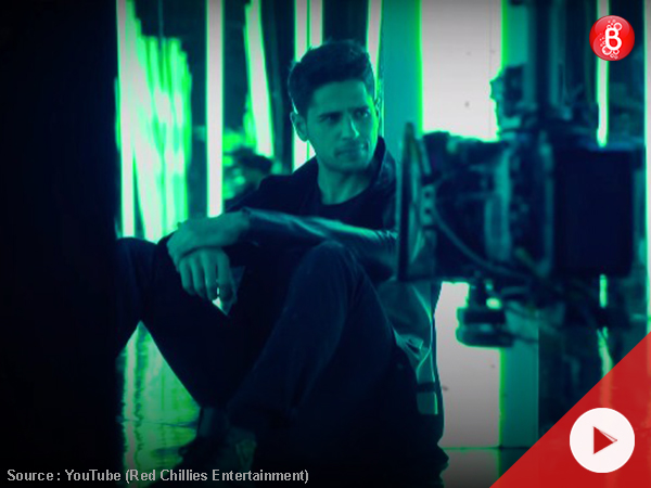 Sidharth Malhotra in 'Ittefaq Se' song.