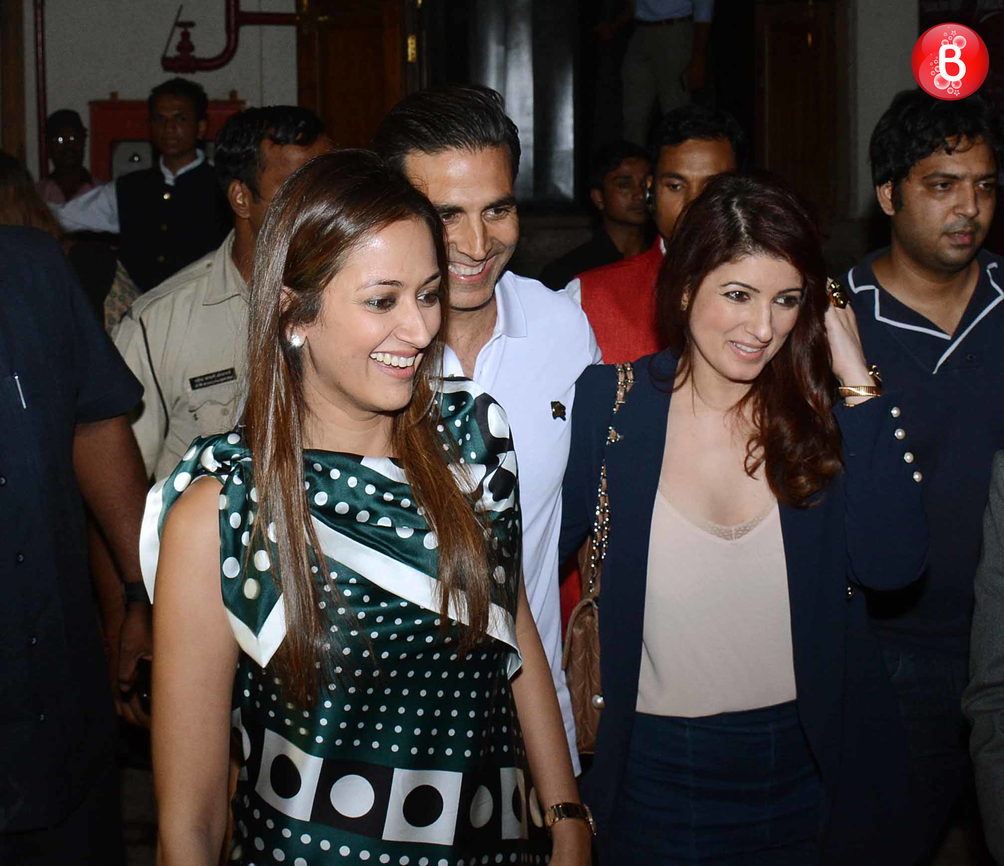 akshay kumar with wife and son