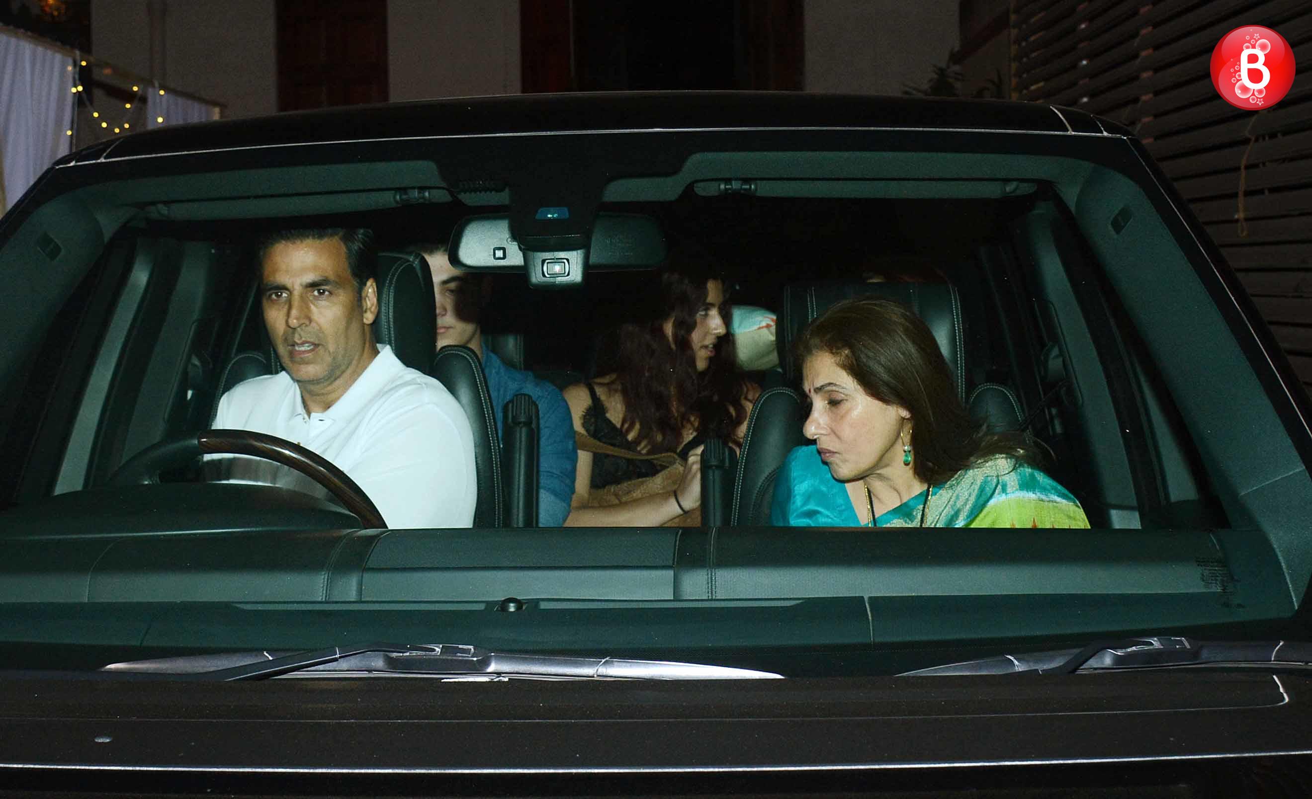 akshay kumar with wife and son