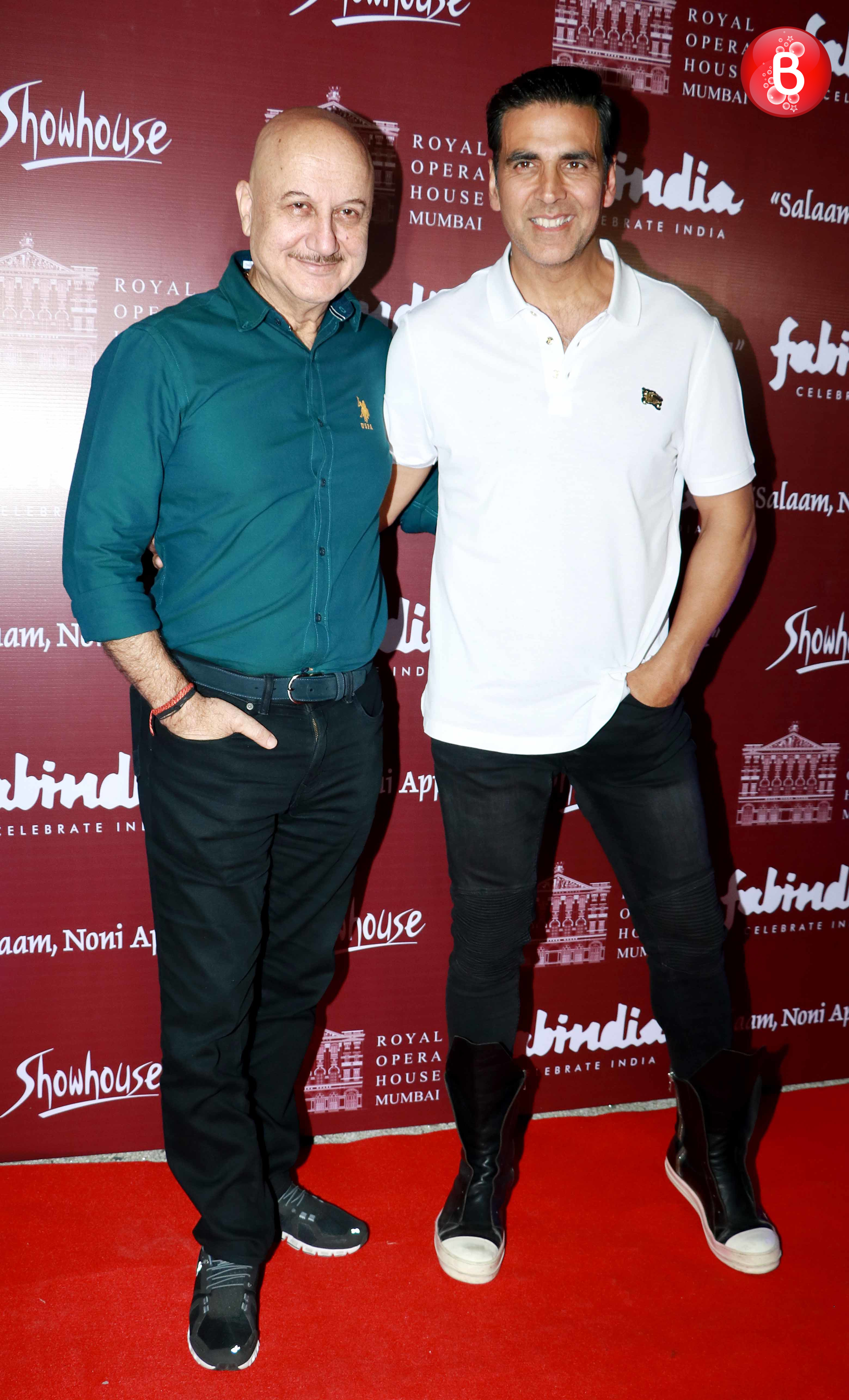akshay kumar with wife and son