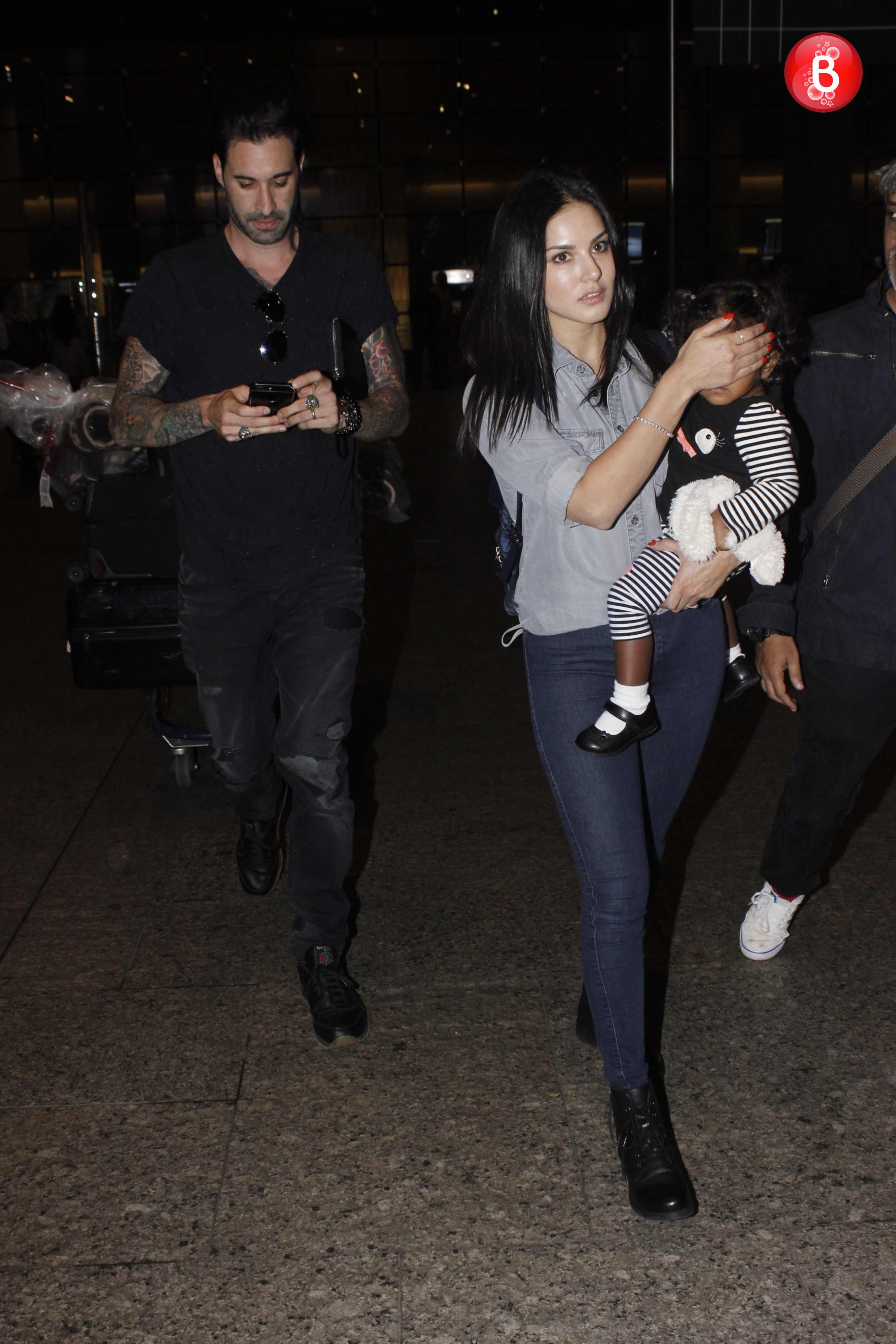 Sunny Leone with daughter