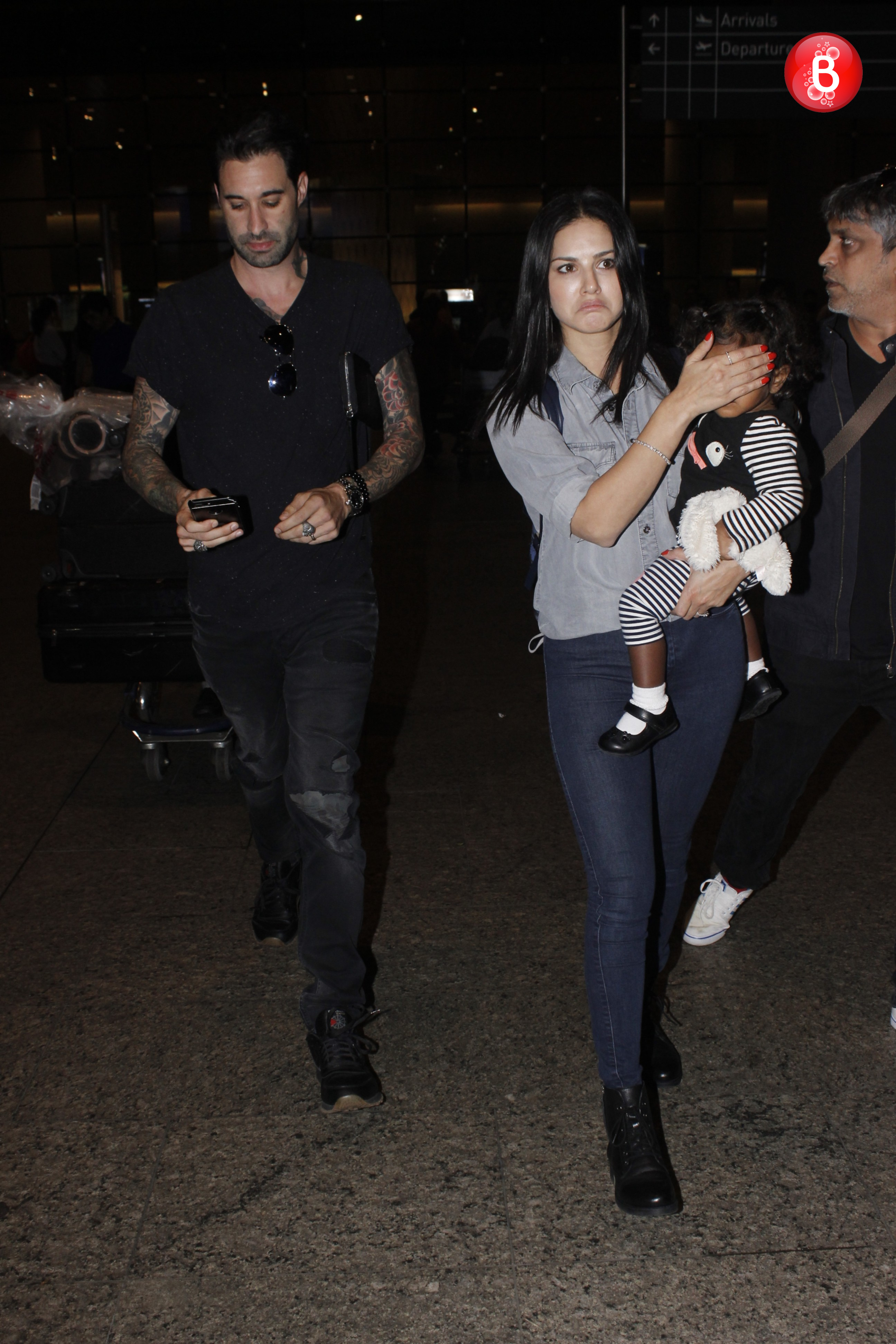 Sunny Leone with daughter