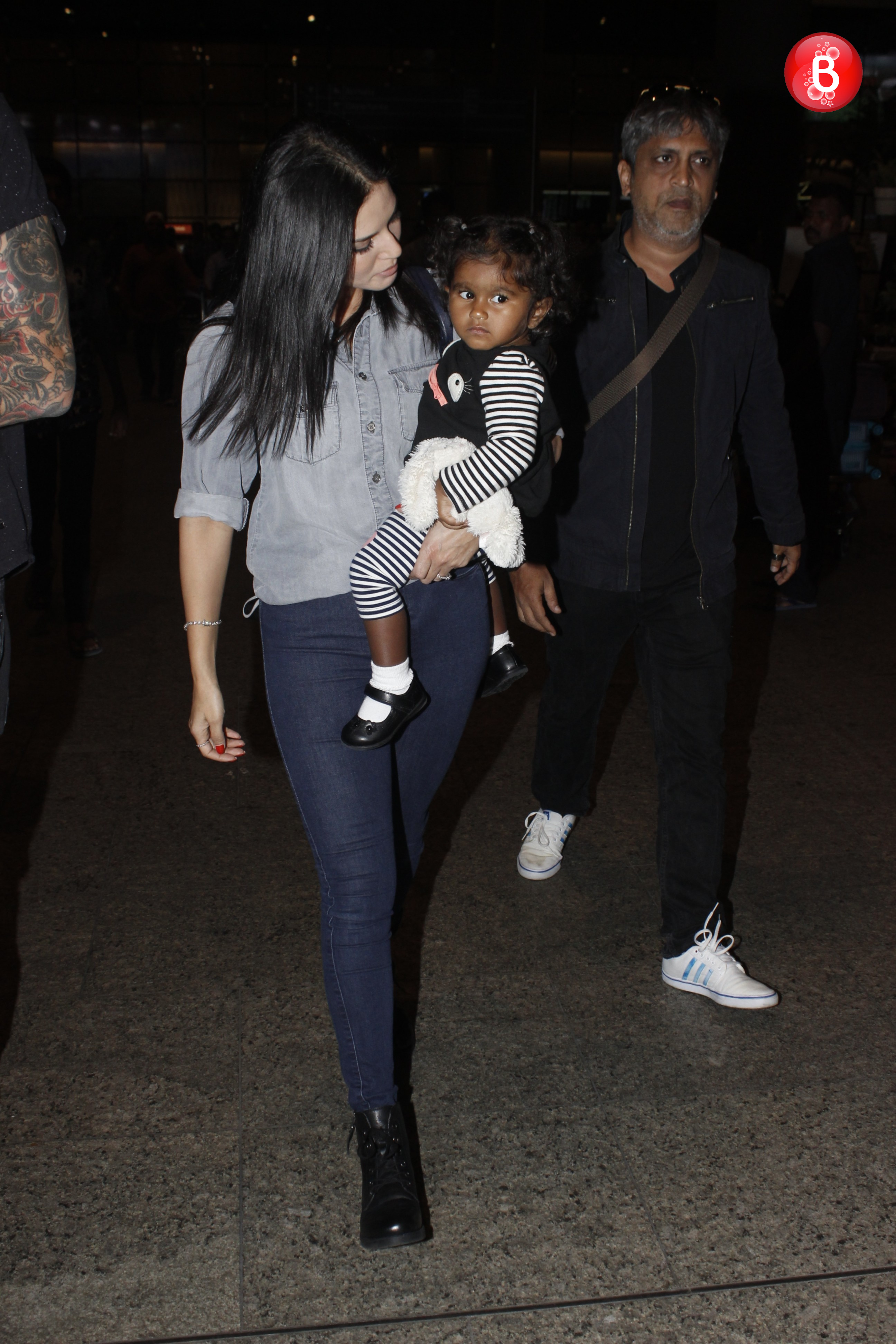 Sunny Leone with daughter