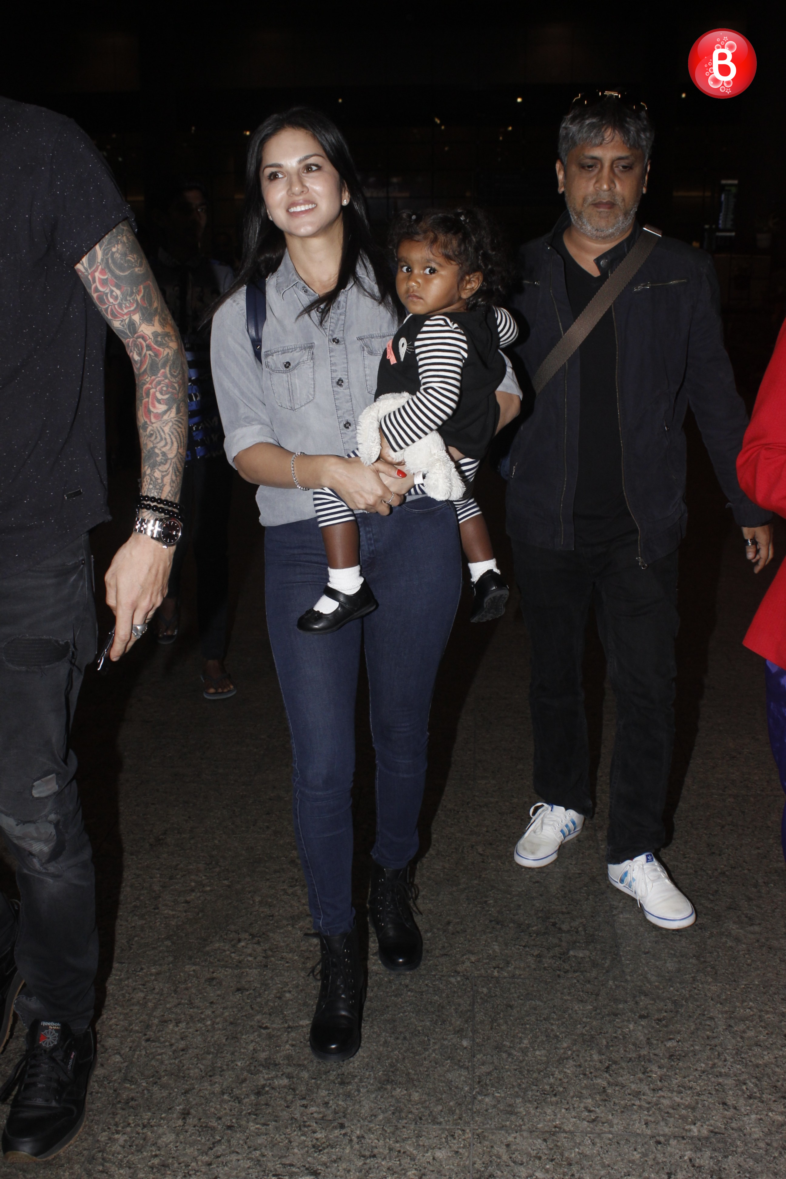 Sunny Leone with daughter