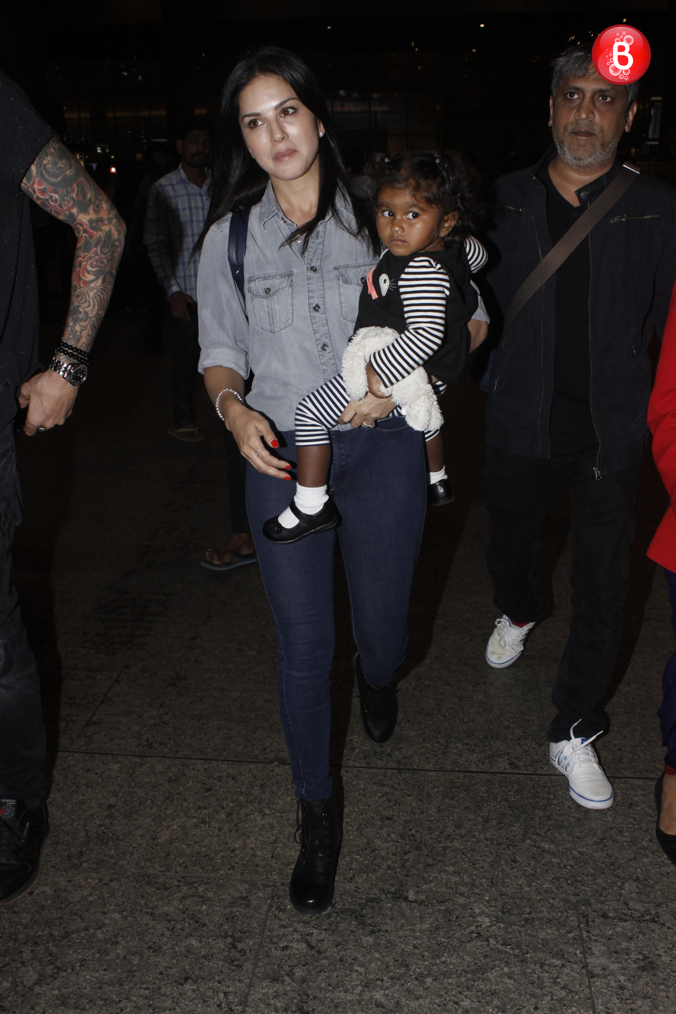 Sunny Leone with daughter