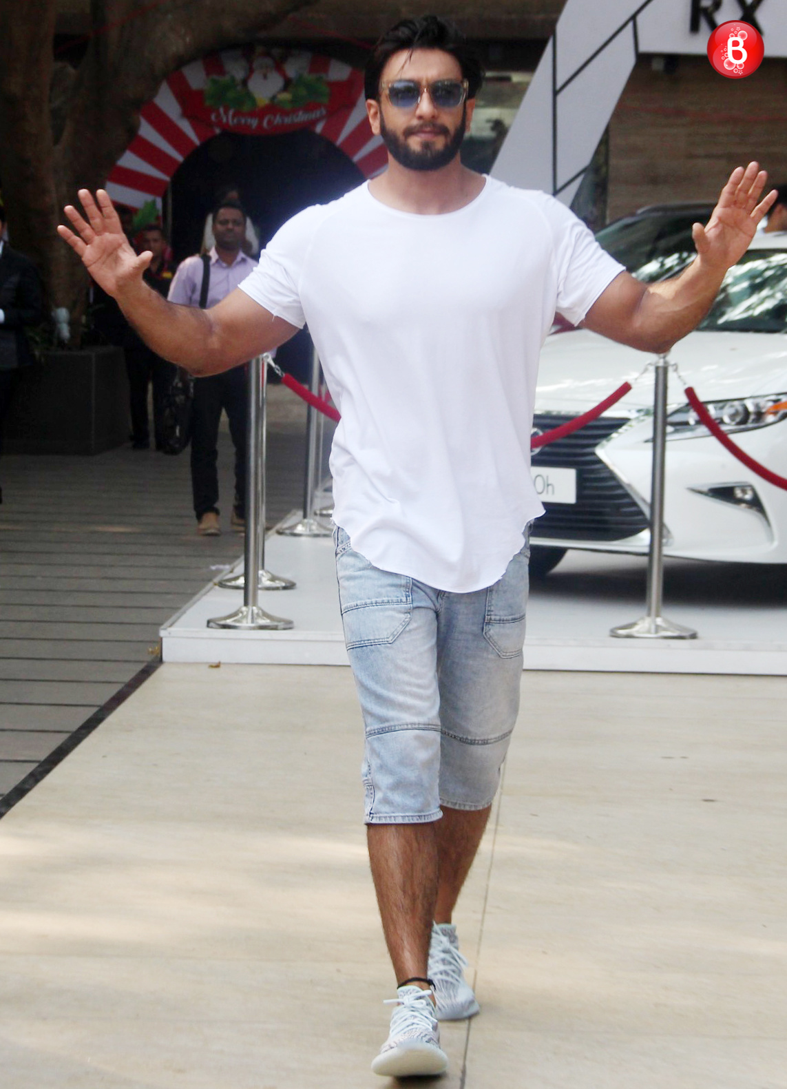 Ranveer Singh looks MACHO post his gym session and we are drooling