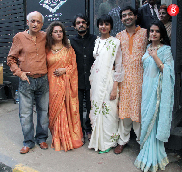Mukesh Bhatt along with his family