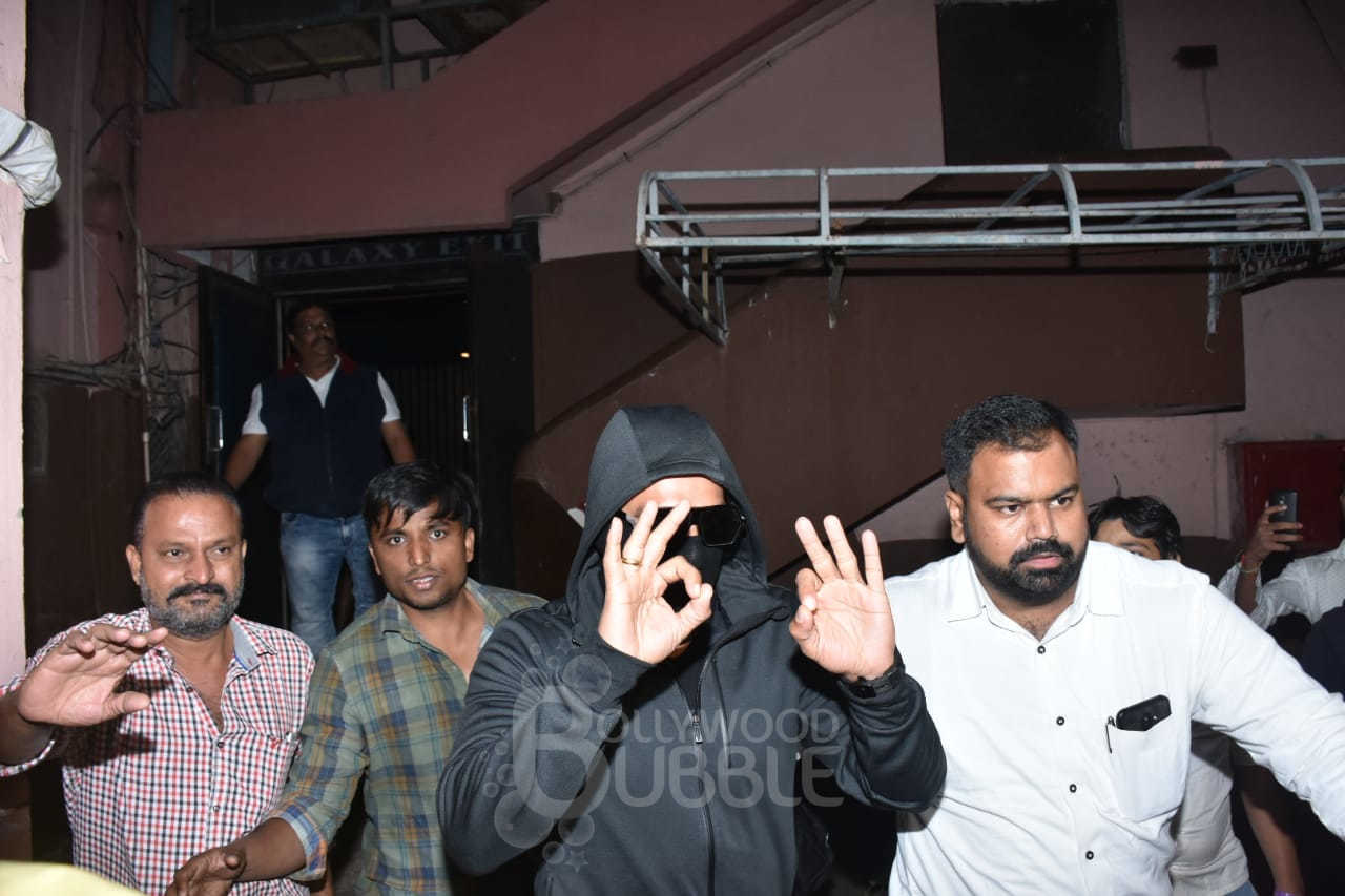ranveer singh undercover mask simmba cinema hall