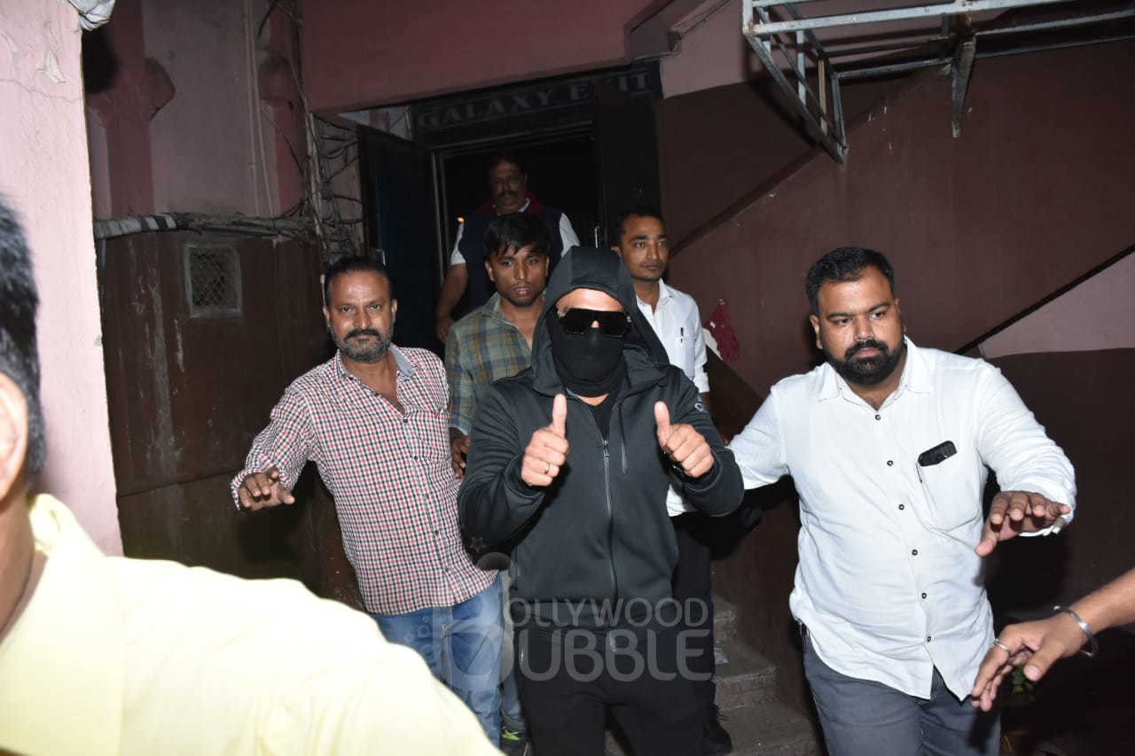 ranveer singh undercover mask simmba cinema hall